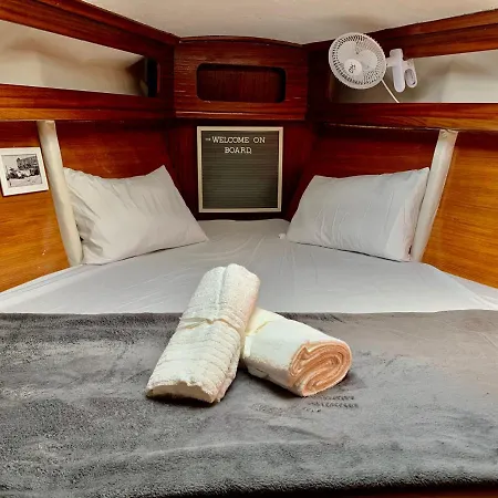 Espacioso Velero Junto A La Playa Bcn Бадалона