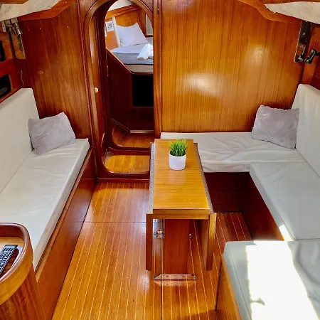 Espacioso Velero Junto A La Playa Bcn Bateau-hôtel
